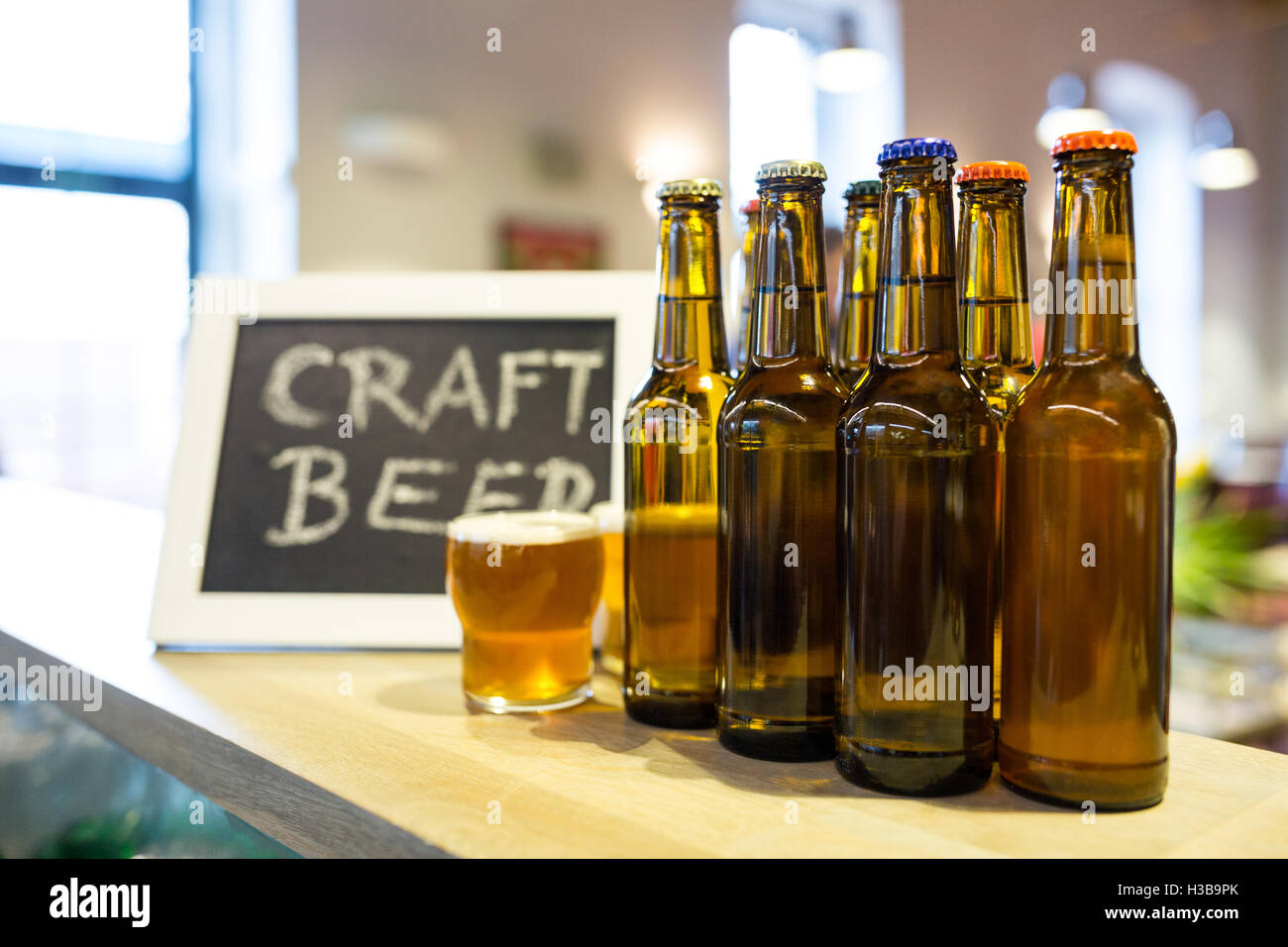Verres et bouteilles de bière sur le comptoir du bar Banque D'Images