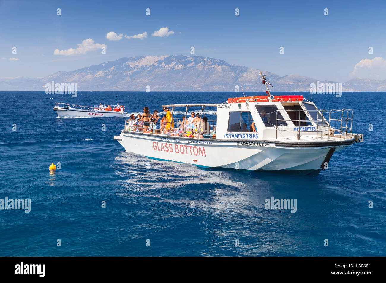 Zakynthos, Grèce - 20 août 2016 : bateau de plaisance avec des touristes va sur l'eau de mer en été 24 Banque D'Images