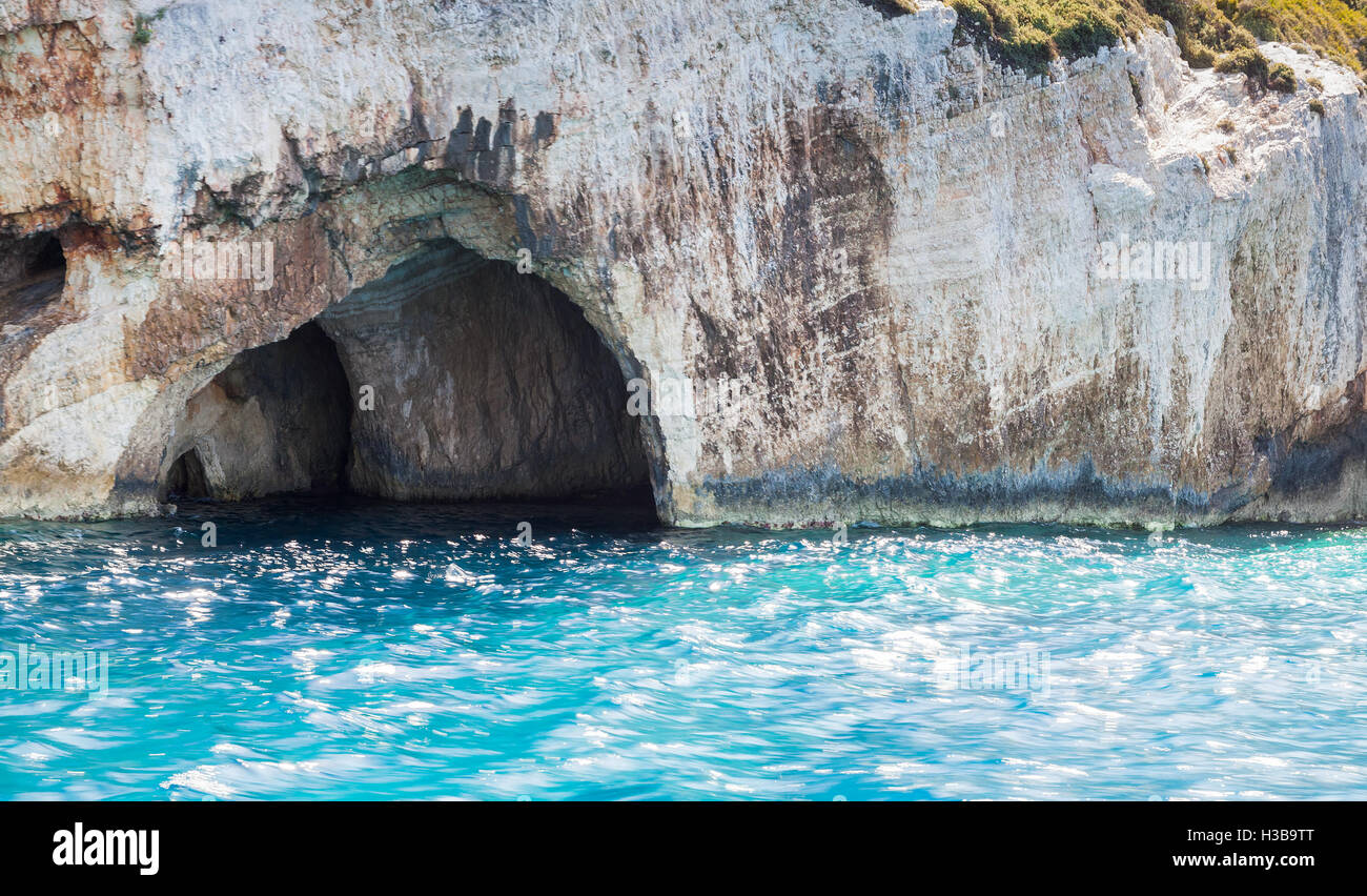Grotte bleue, vue sur la mer. Formations côtières de Zakynthos île grecque dans la mer Ionienne. Destination touristique populaire Banque D'Images