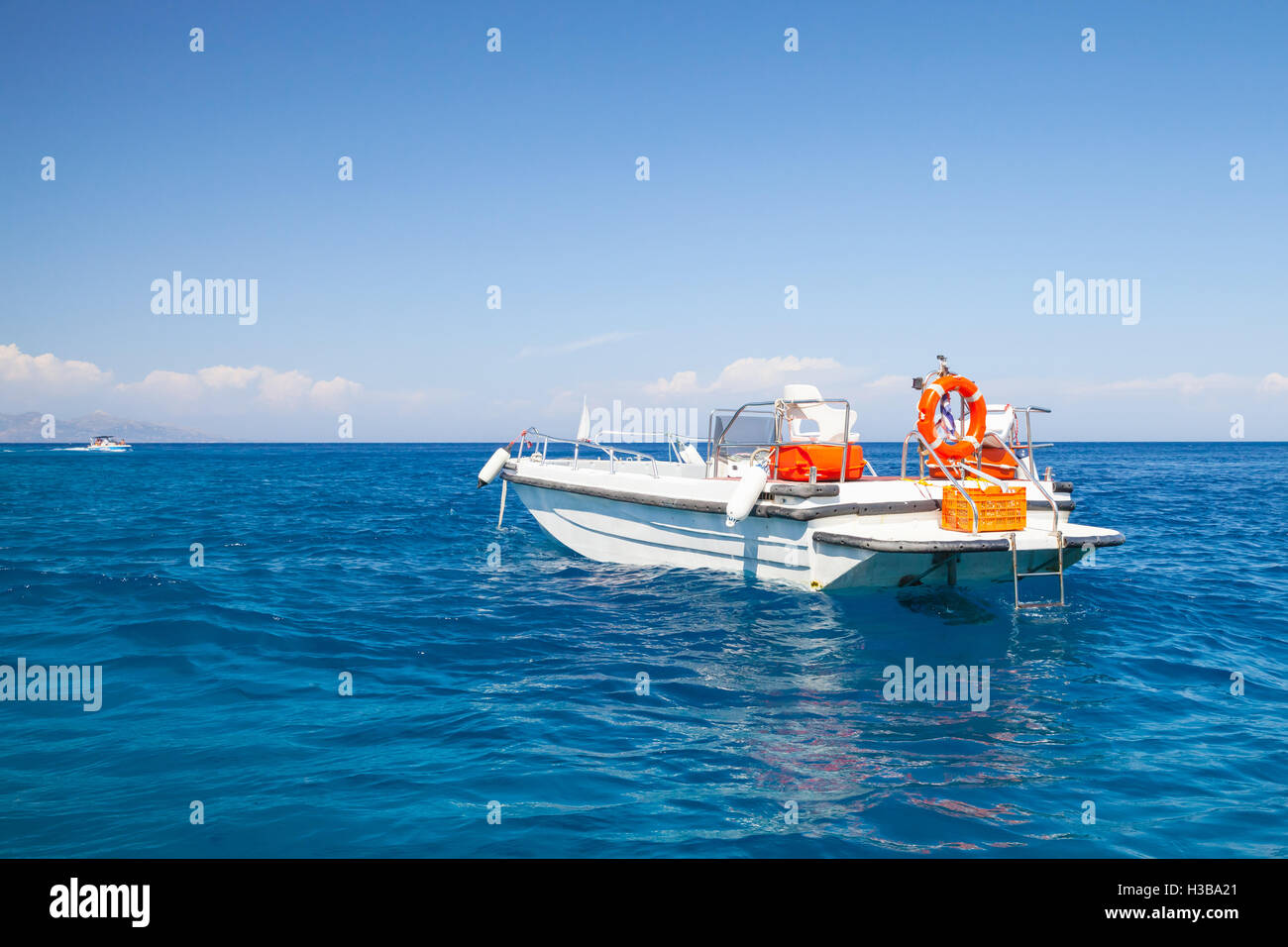Plaisir blanc motor bateau flottant sur l'eau de mer près de l'île de Zakynthos, Grèce Banque D'Images