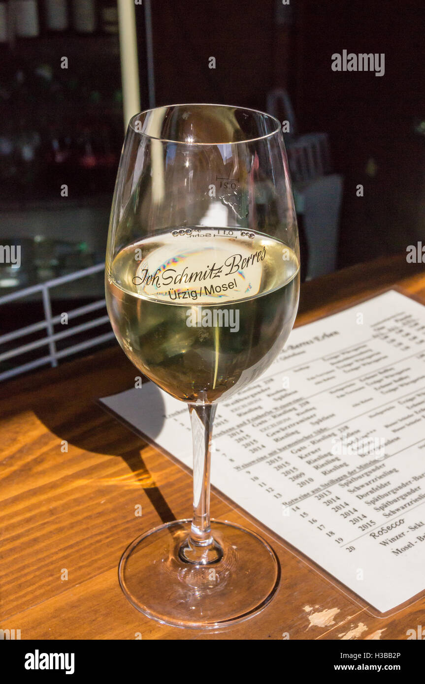 Un verre de vin blanc Riesling par C.H. En Provence, Ürzig, vallée de la Moselle, Rheinland-Pfalz, Allemagne Banque D'Images