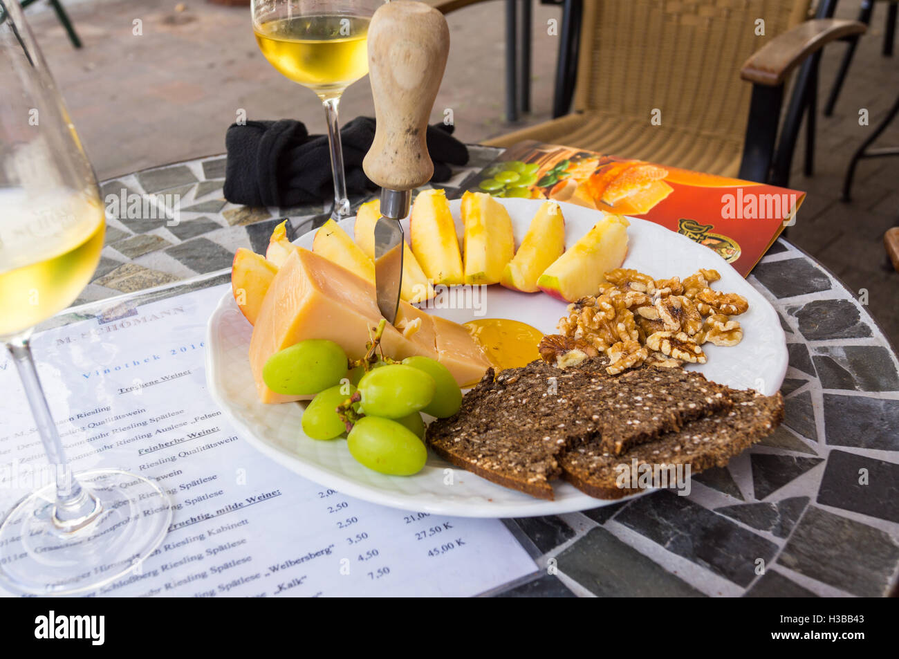 Une assiette de fromage" ziuga «lituanien et le pain de seigle avec un verre de riesling, Weingut Schömann, Zeltingen, Mosel, Allemagne Banque D'Images