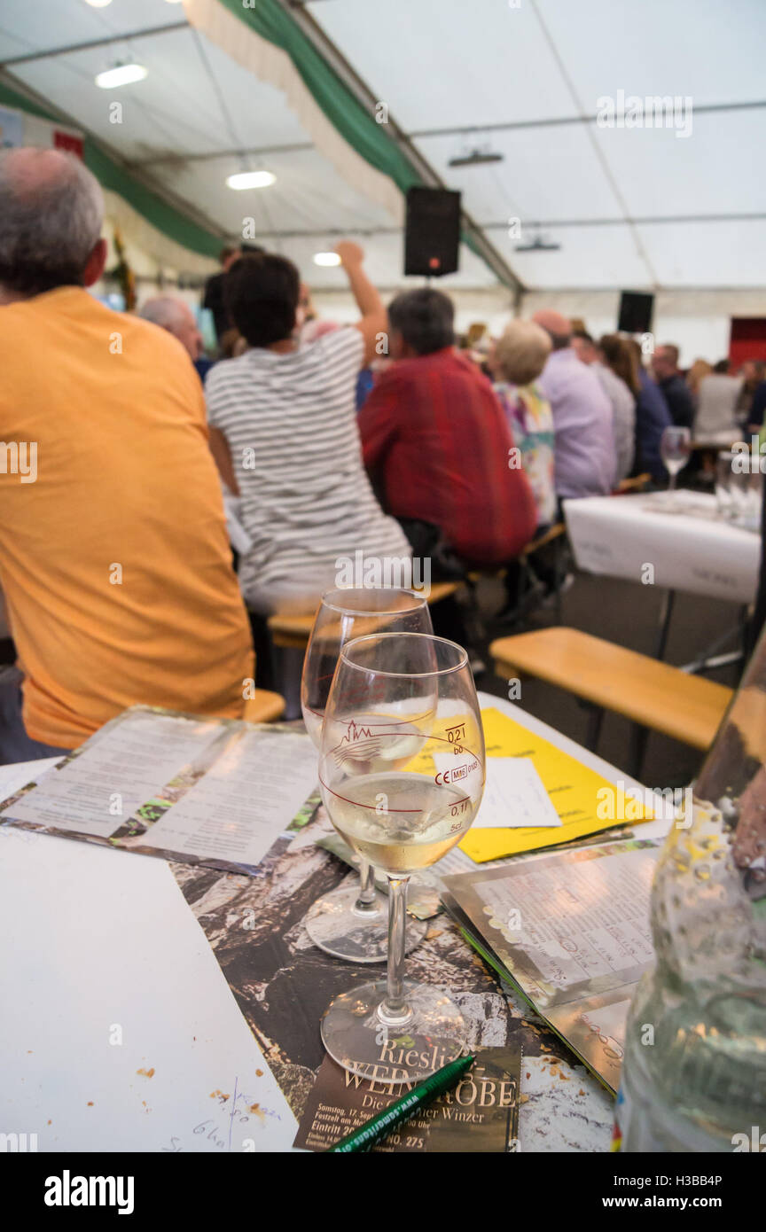 Deux verres de Riesling à la dégustation de vin, Graach Mosel, rivière, Rheinland-Pfalz, Allemagne verres boissons table pub Banque D'Images