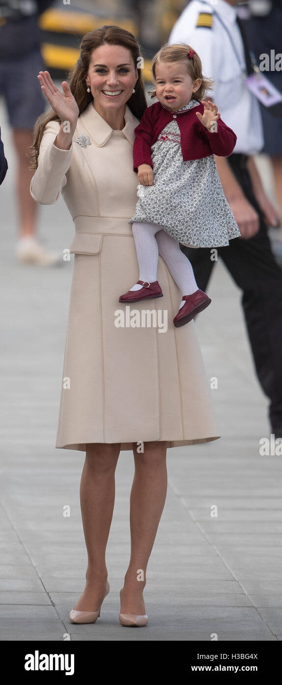 Catherine, duchesse de Cambridge, tient sa fille, la Princesse Charlotte dans le port de Victoria, Canada. Banque D'Images