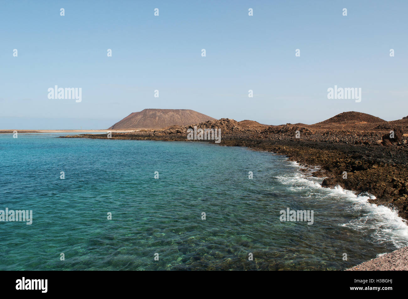 Fuerteventura, Îles Canaries, l'Afrique du Nord : de l'eau claire comme du cristal et la Caldeira (montagne) de la caldeira, le volcan de la petite île de Lobos Banque D'Images