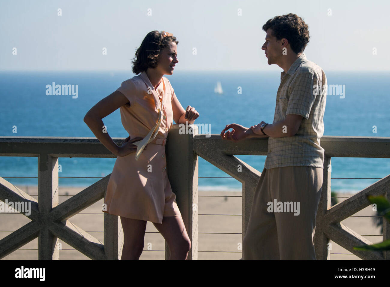 Café Society est une comédie romantique américaine de 2016-drama film écrit et réalisé par Woody Allen. Il étoiles Jeannie Berlin, Steve Carell, Jesse Eisenberg, Blake Lively, Parker Posey, Kristen Stewart, Corey Stoll et Ken Stott. Cette photo est pour un usage éditorial uniquement et est l'auteur de la société film et/ou le photographe attribué par le film ou la société de production et ne peut être reproduite que par des publications dans le cadre de la promotion du film ci-dessus. Un crédit obligatoire pour l'entreprise de film est nécessaire. Le photographe devrait également être portés lorsqu'il est connu. Banque D'Images