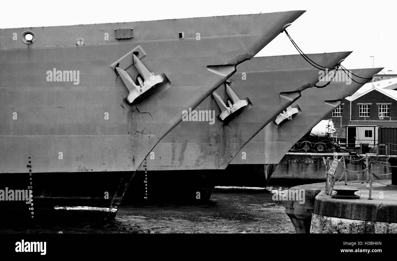 AJAXNETPHOTO. Mai 22, 2003. PORTSMOUTH, Angleterre. - Frégates redondant - TYPE 22 FRÉGATES DE LA MARINE ROYALE DÉSARMÉ EN ATTENTE D'ÉLIMINATION. PHOTO:JONATHAN EASTLAND/AJAX REF : CT4298BW  4 1A Banque D'Images