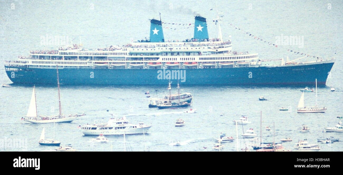 AJAXNETPHOTO. 1986. FREMANTLE, Australie. - Croisière détourné - LE NAVIRE DE CROISIÈRE Achille Lauro. Bateau A ÉTÉ HI-SURÉLEVÉ PAR LE FLP (FRONT DE LIBÉRATION DE LA PALESTINE.) en 1985. PHOTO:JONATHAN EASTLAND/AJAX REF:CD1465   1 33 87 Banque D'Images