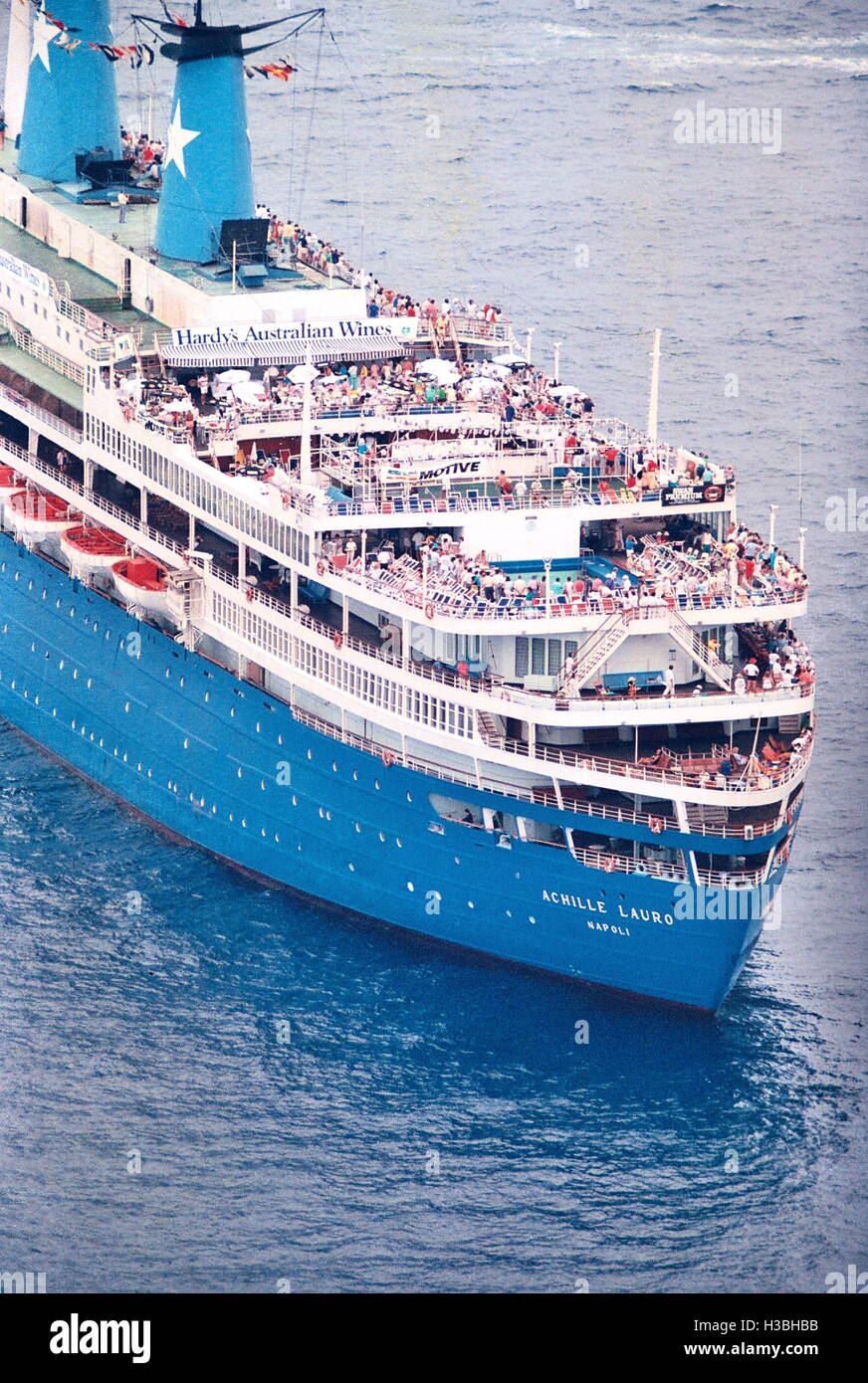 AJAXNETPHOTO. 1986. FREMANTLE (AUSTRALIE). - PAQUEBOT DE CROISIÈRE DÉTOURNÉ - LE NAVIRE DE CROISIÈRE ACHILLE LAURO. LE NAVIRE A ÉTÉ HI-JACKÉ PAR LE PLF (FRONT DE LIBÉRATION DE LA PALESTINE). LE 7 OCTOBRE 1985. PHOTO:JONATHAN EASTLAND/AJAX REF:03 35 Banque D'Images