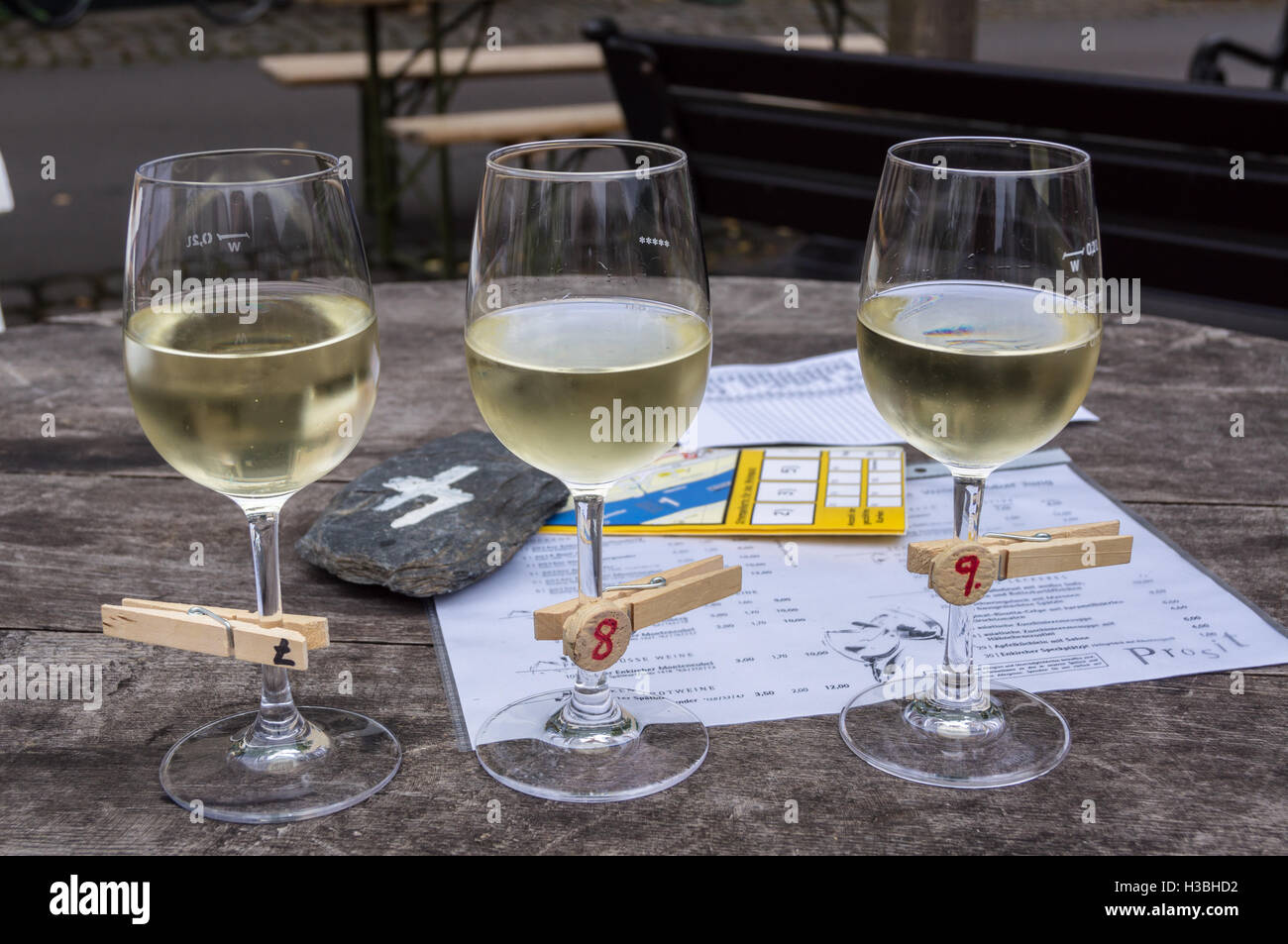 Trois verres de vin Riesling Weingut par Adolf Jung, Enkirch, Moselle, Rheinland-Pfalz, Allemagne vol dégustation Banque D'Images