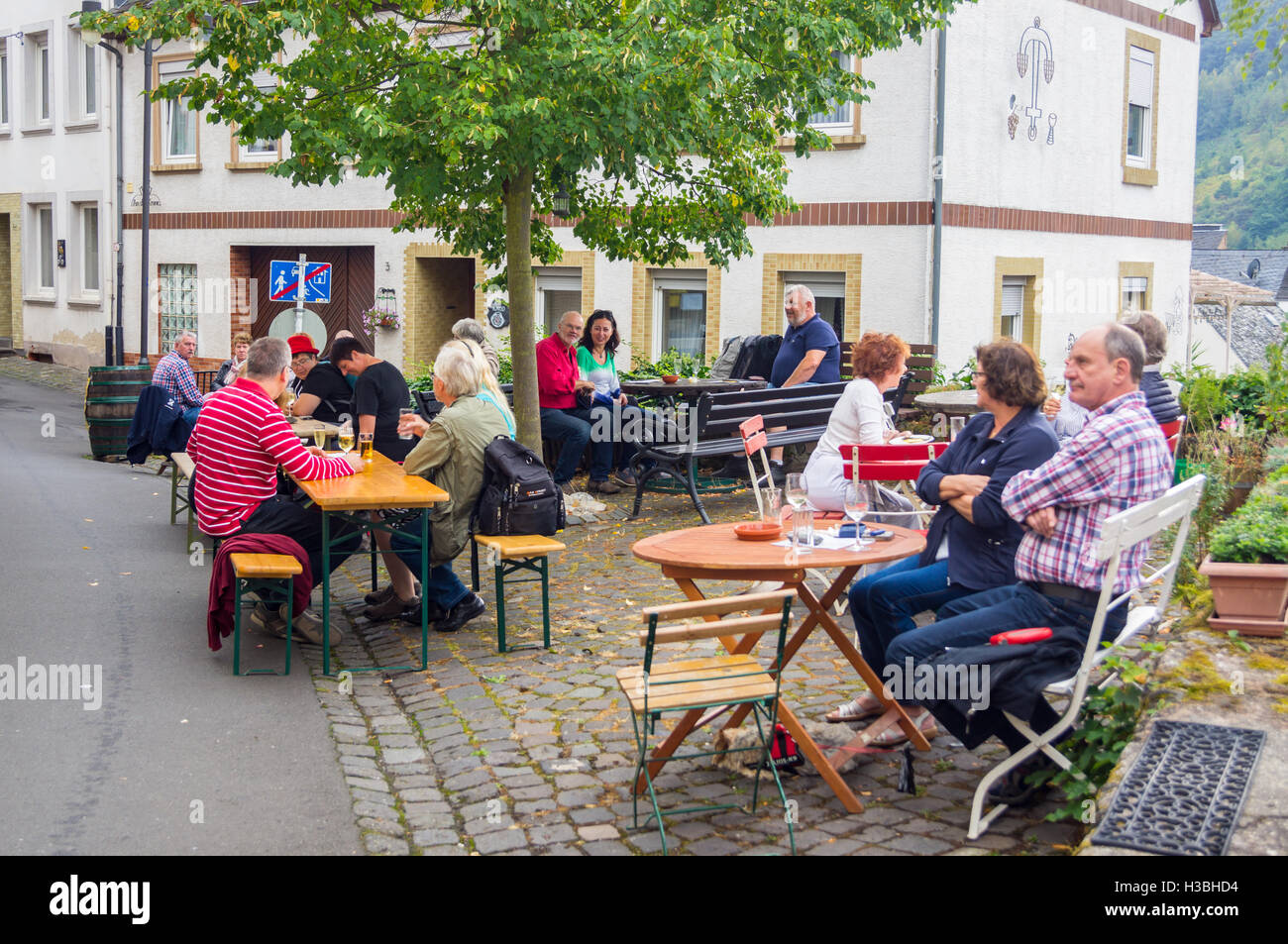 En dehors des buveurs Adolf Weingut Jung, Enkirch, Moselle, Rheinland-Pfalz, Allemagne pub boissons verres de table Banque D'Images