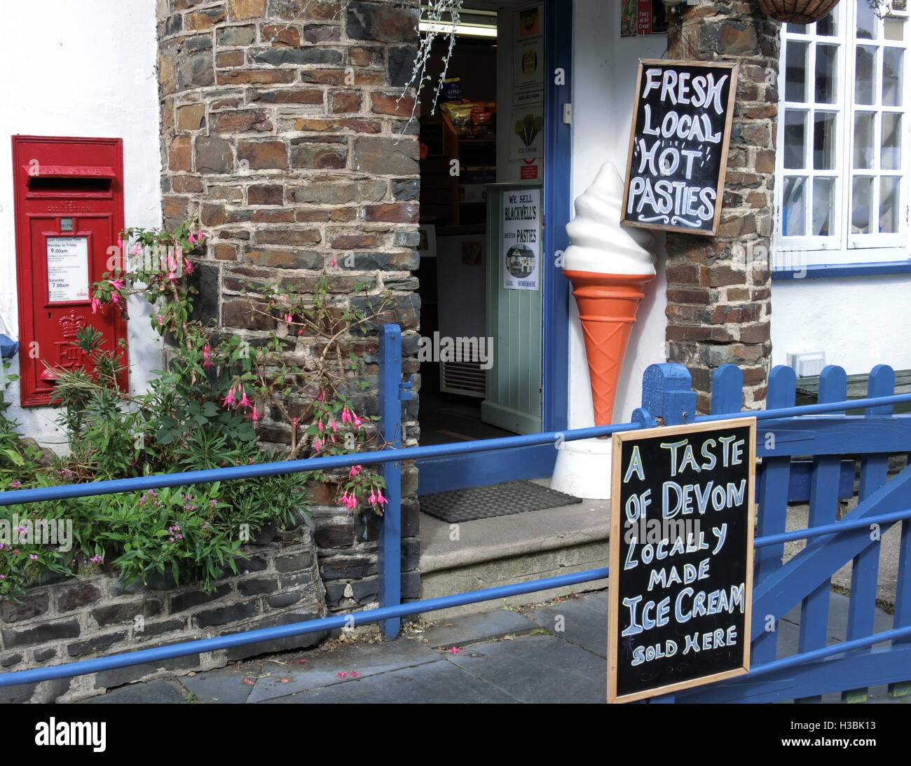 Devon frais Ice Cream & Pasties pour vente, Clovelly, Devon, England, UK Banque D'Images
