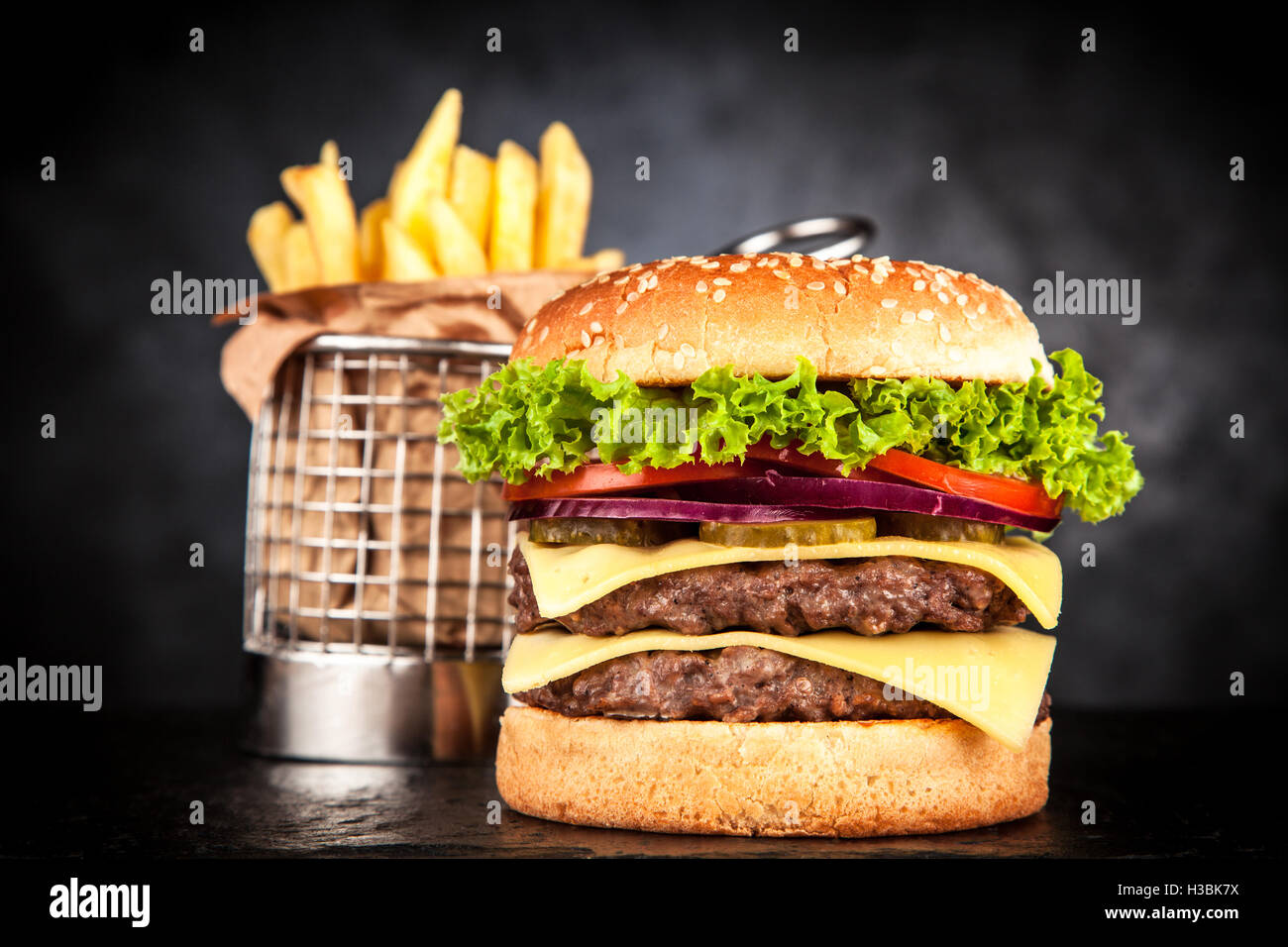 Délicieux hamburger grillé Banque D'Images