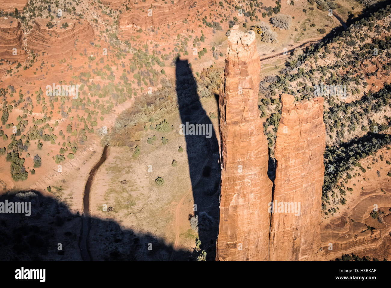 Vue aérienne de Spider Rock en Canyon de Chelly National Monument au sein de la Nation Navajo à Chinle, Arizona, USA. Banque D'Images