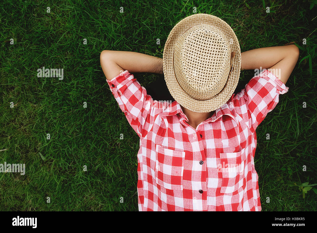 Se détendre,la liberté,girl, herbe, vert, bonheur,lifestyle,piscine, parc,hipster Banque D'Images