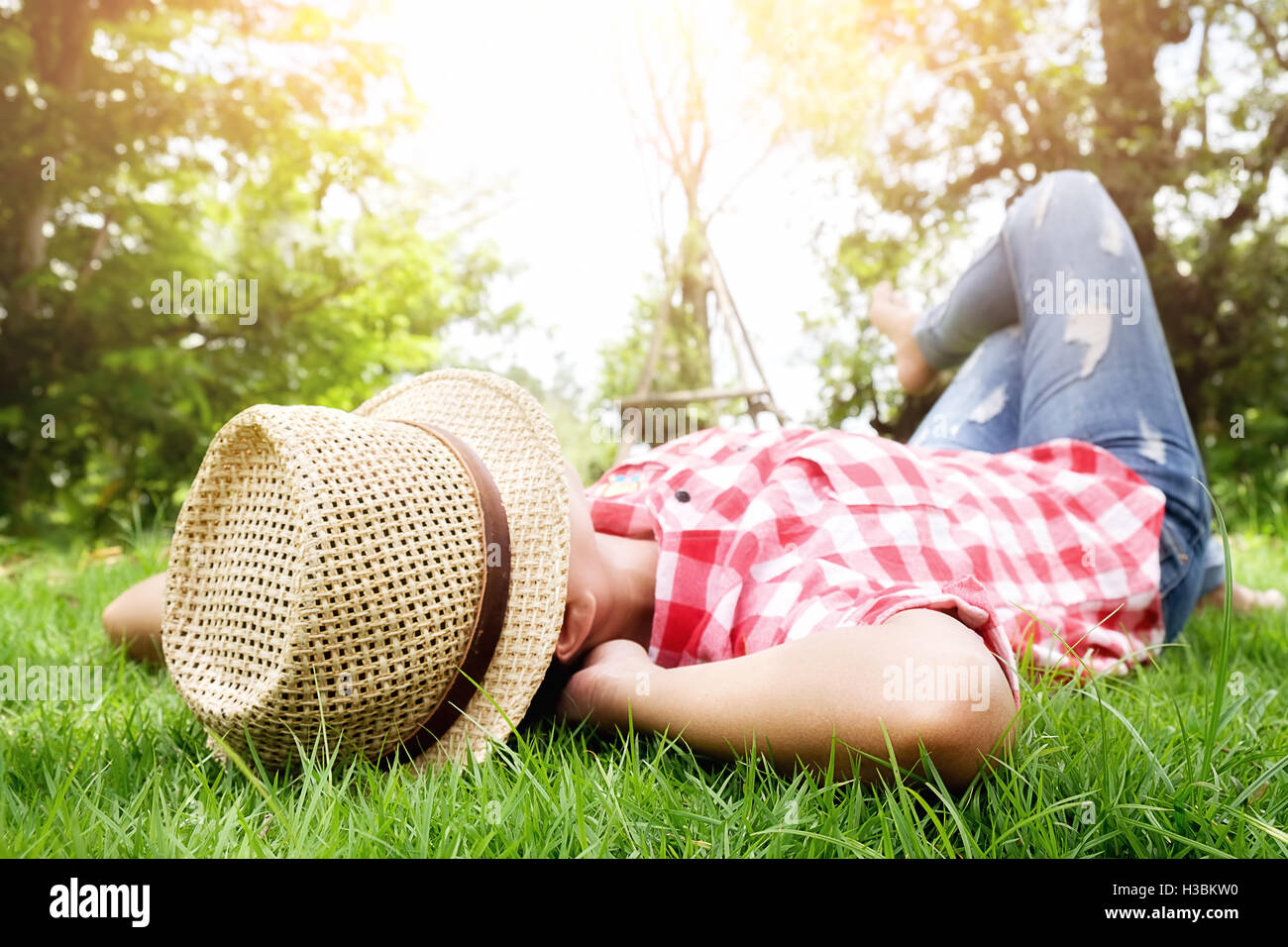 Se détendre,la liberté,girl, herbe, vert, bonheur,lifestyle,piscine, parc,hipster Banque D'Images
