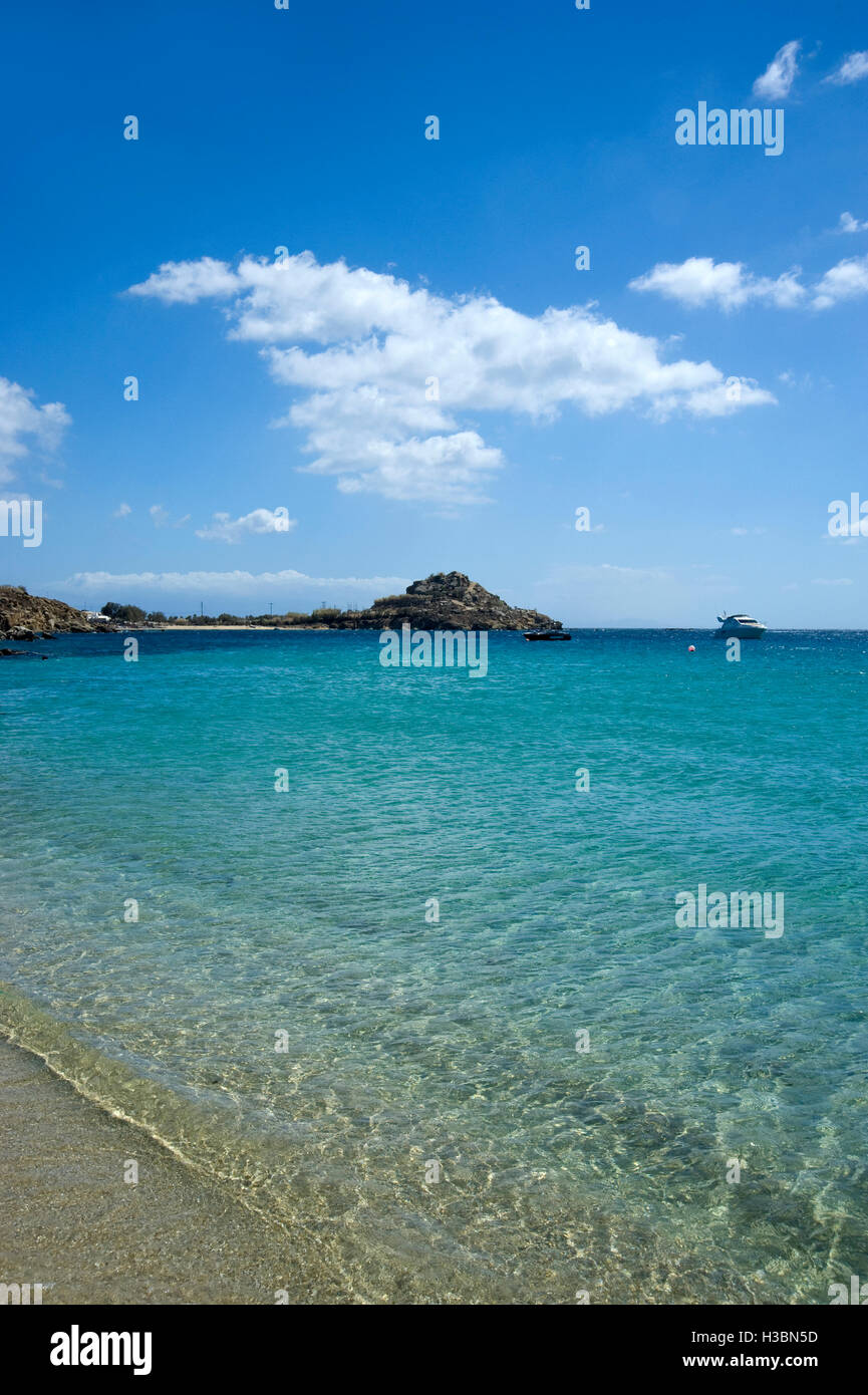 La mer Égée claire à l'île de Mykonos en Grèce Banque D'Images