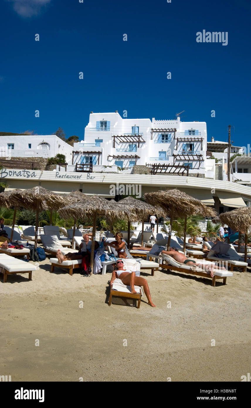 Les amateurs de soleil sur plage sur l'île de Mykonos en Grèce Banque D'Images