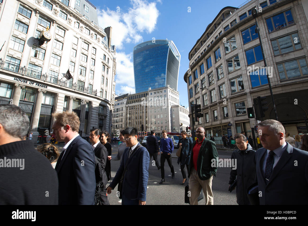 Les travailleurs de la ville traverse la route négligée par 20 Fenchurch Street connu comme le 'talkie walkie' immeuble, à proximité du Pont de Londres, UK Banque D'Images