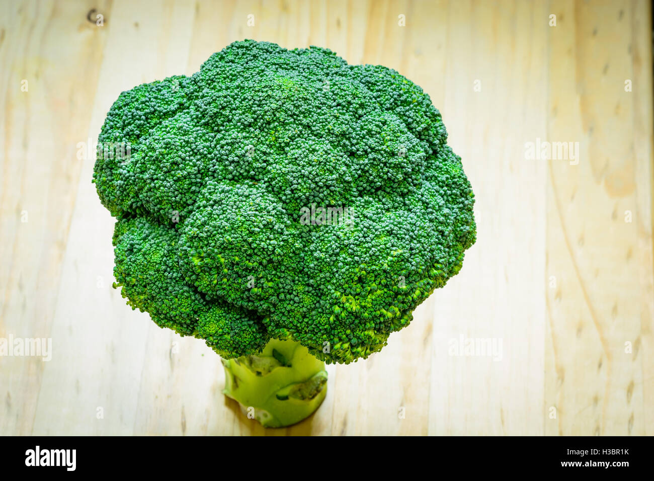 Brocolli sur une table en bois Banque D'Images