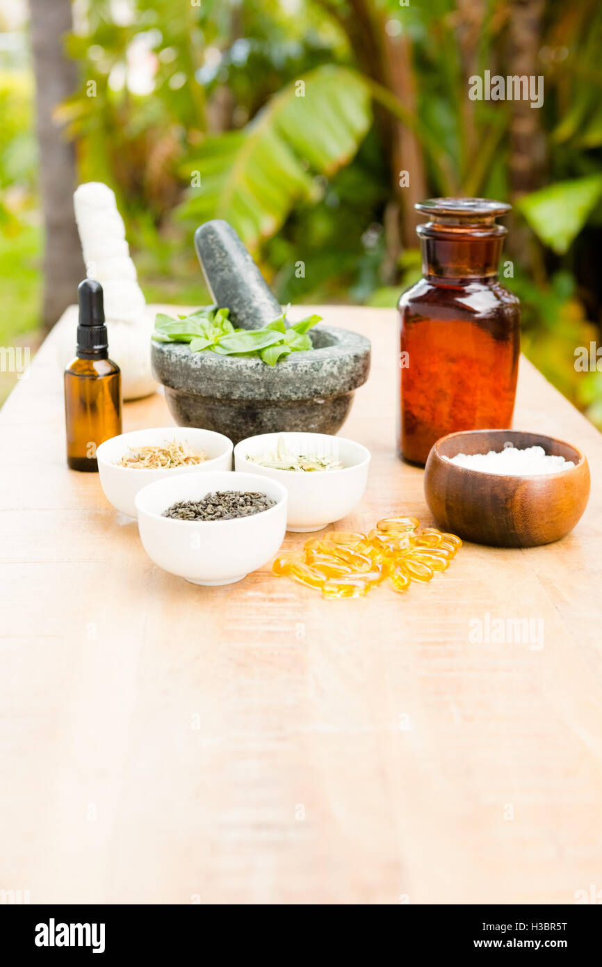 Médicaments et herbes sur la table Banque D'Images