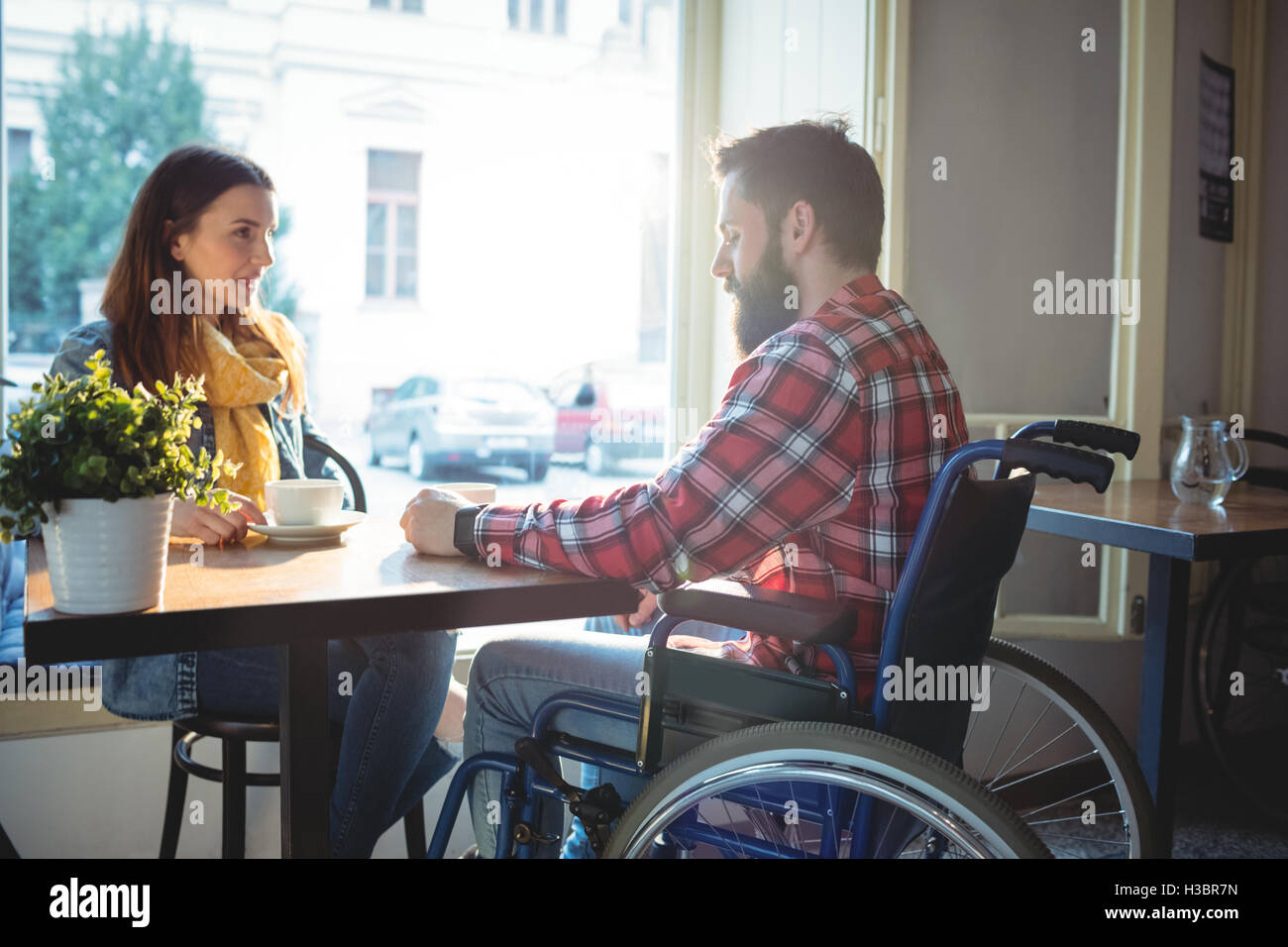 Mobilité hipster avec woman at cafe Banque D'Images