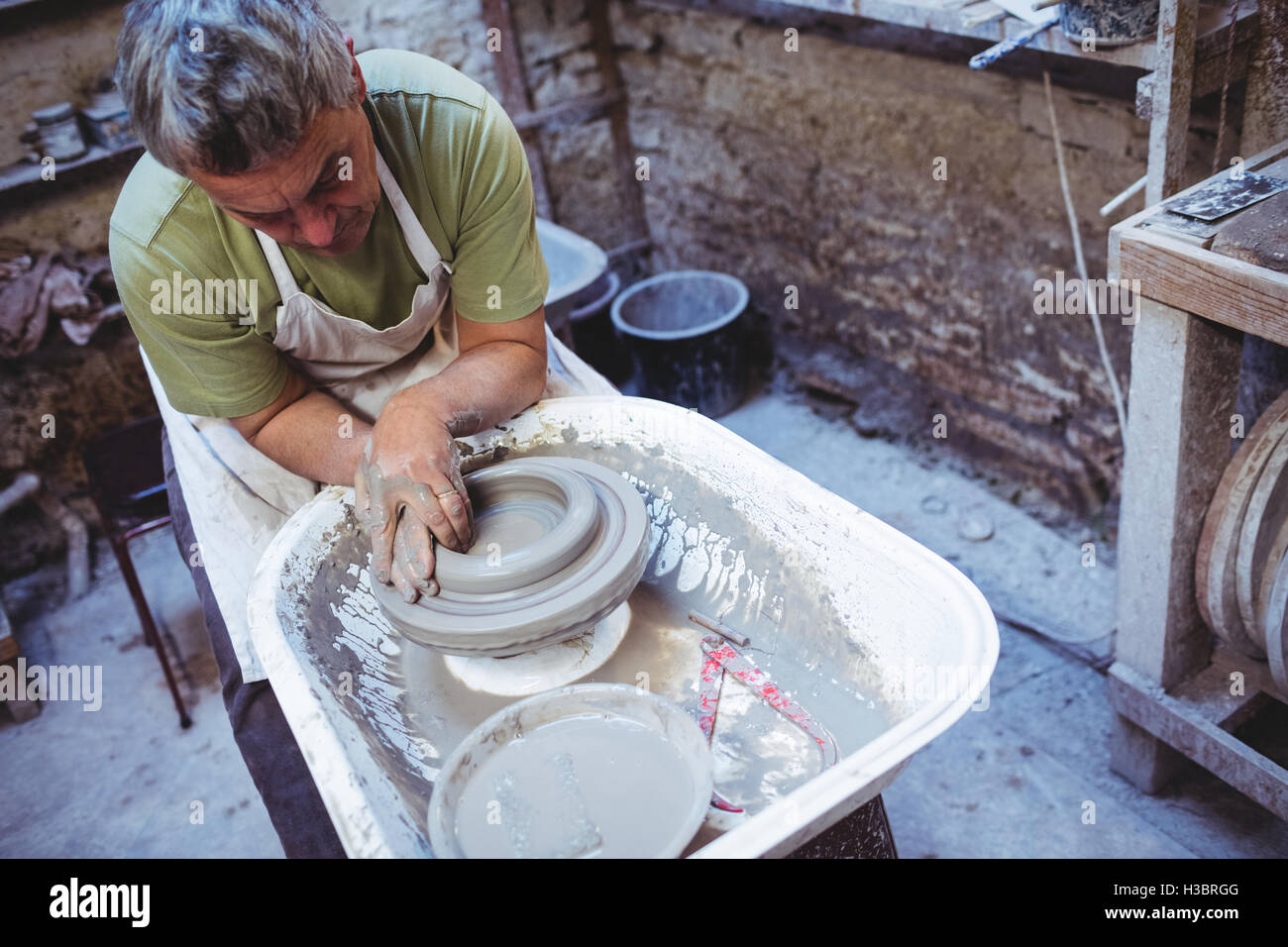 Artisan travaillant dans l'atelier potter Banque D'Images