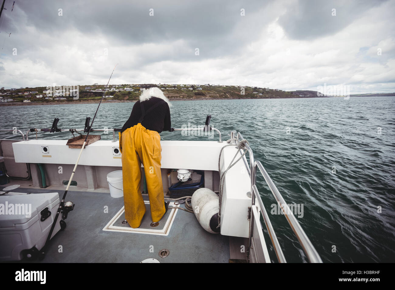 Pêcheur à la recherche dans la mer Banque D'Images