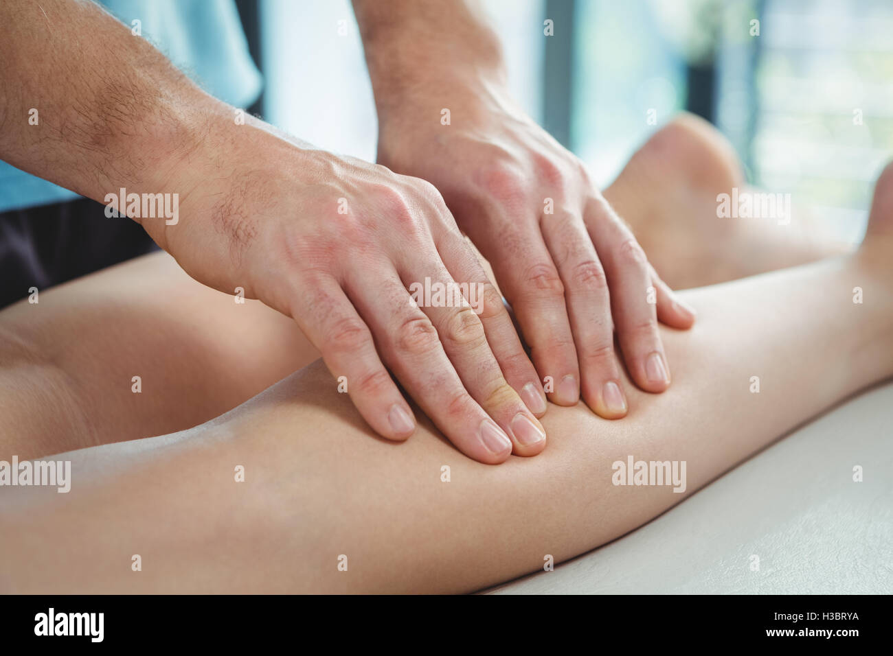 Physiothérapeute thérapie physique donnant à la jambe d'une femme Banque D'Images