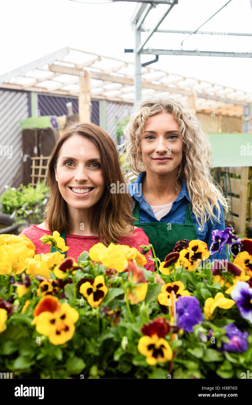 Portrait de deux female florist smiling Banque D'Images Portrait de deux female florist smiling Banque D'Images