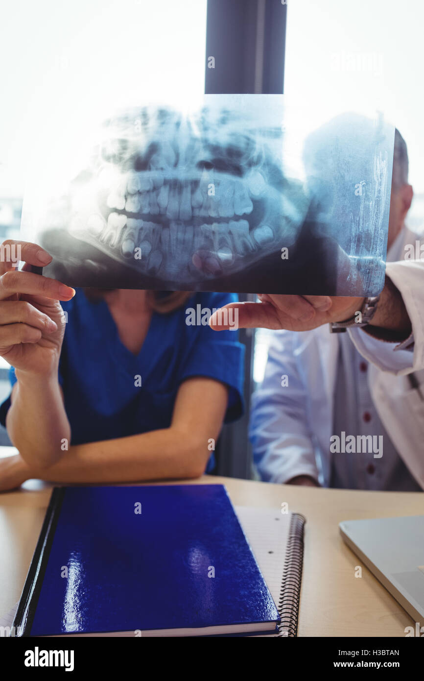 Doctor and nurse examining x-ray Banque D'Images