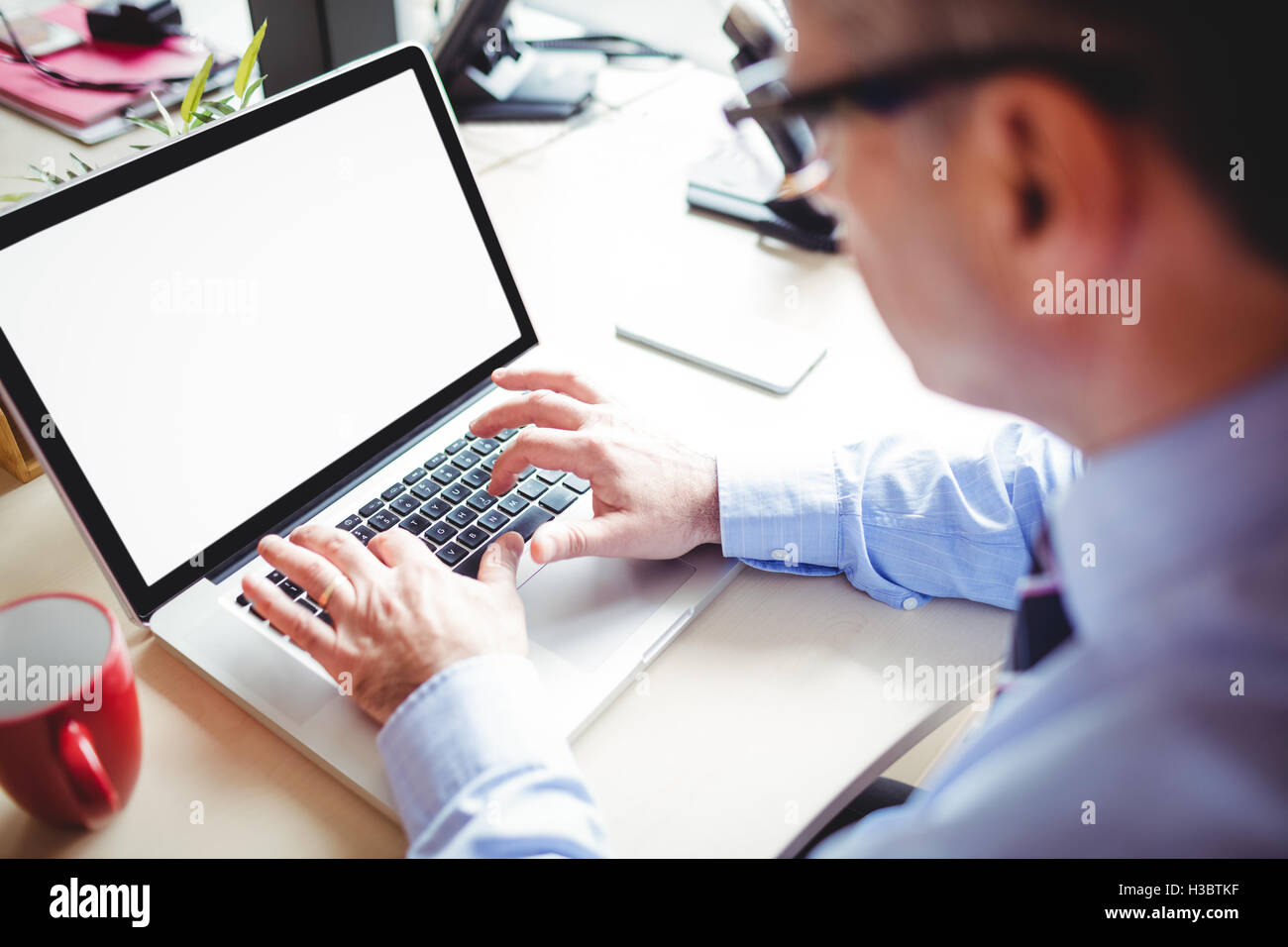 Businessman working on laptop Banque D'Images