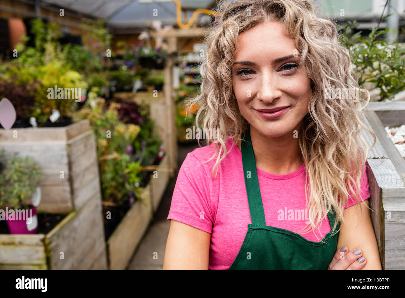 Portrait of female florist smiling Banque D'Images