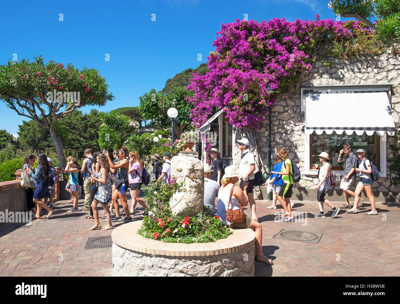 Un groupe de touristes sur l'île de Capri, Italie Banque D'Images