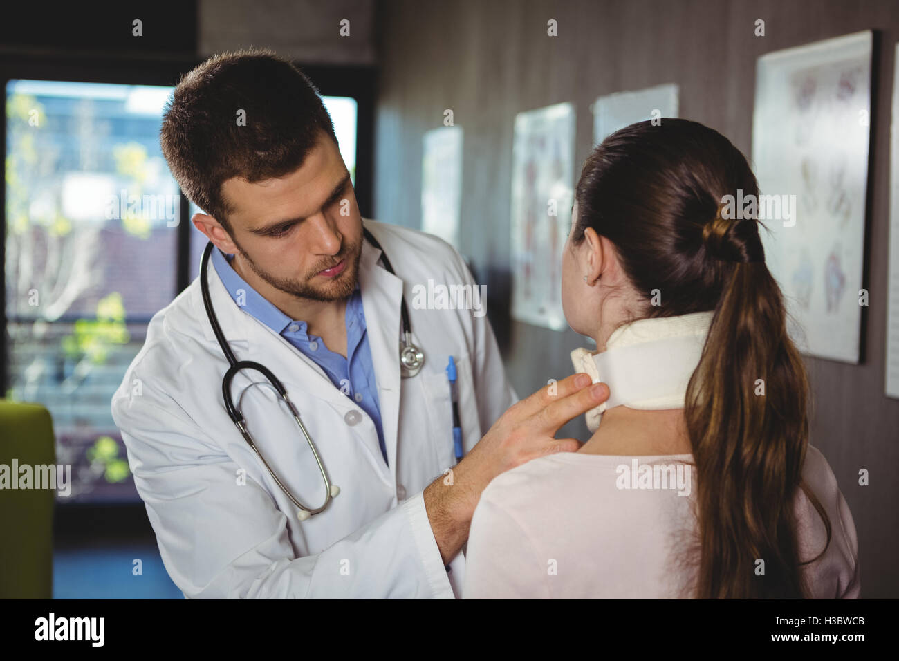 Physiotherapist examining une femme cou du patient Banque D'Images