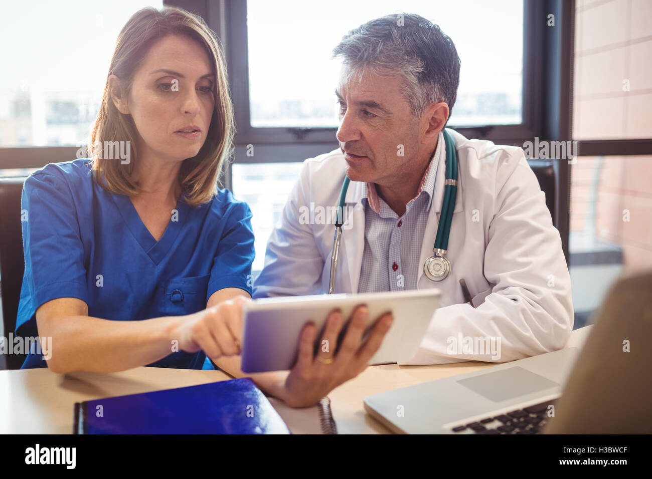 Médecin de discuter avec l'infirmière, au cours digital tablet Banque D'Images