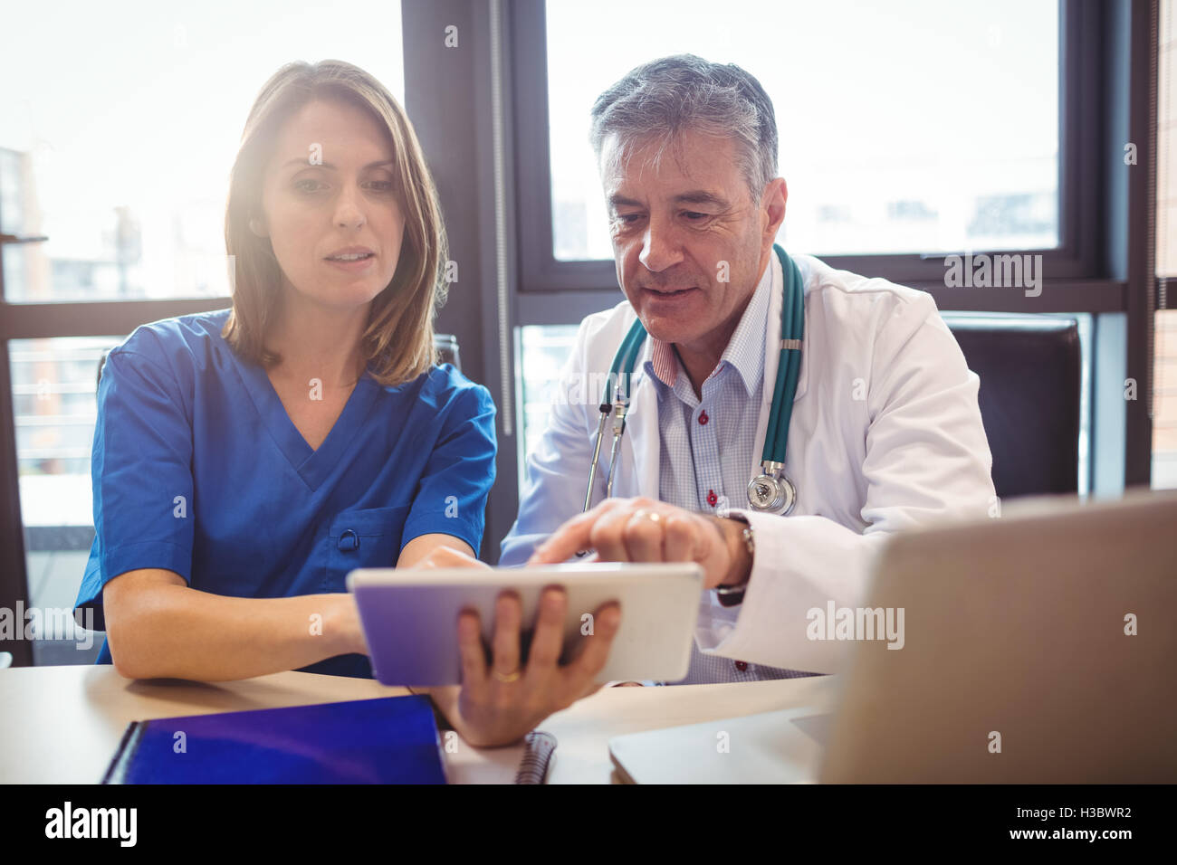 Médecin de discuter avec l'infirmière, au cours digital tablet Banque D'Images