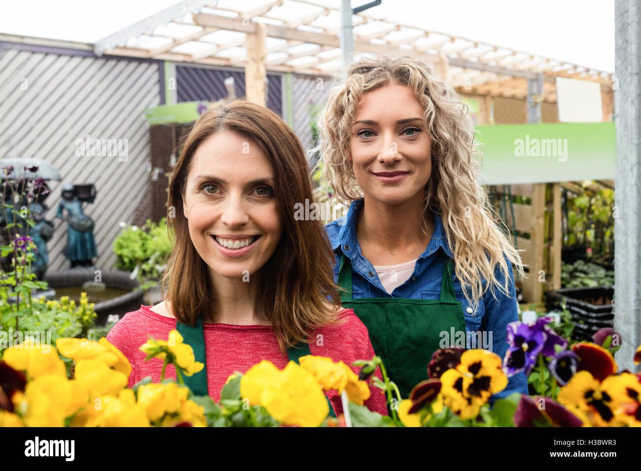 Portrait de deux female florist smiling Banque D'Images Portrait de deux female florist smiling Banque D'Images