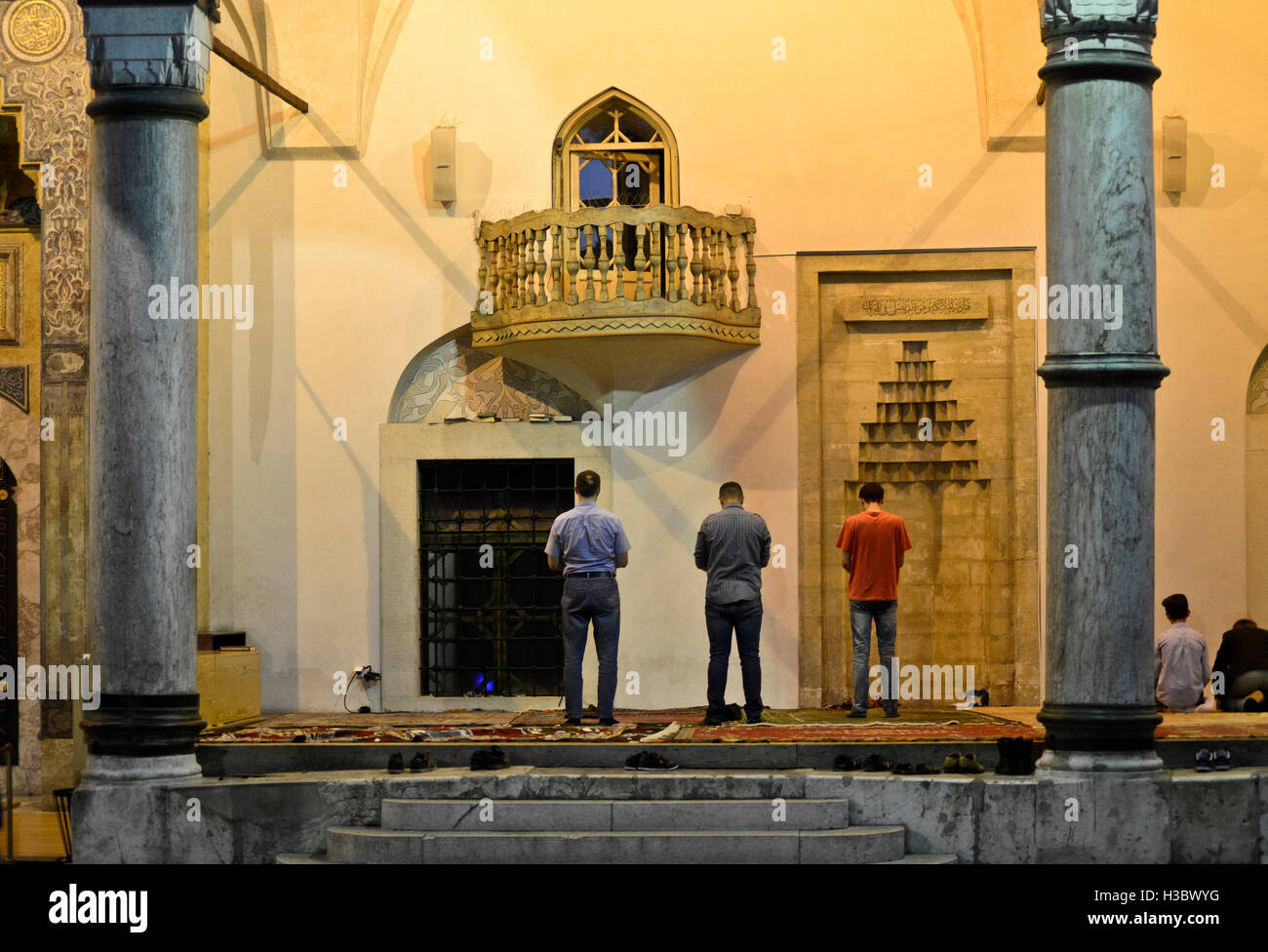 Les hommes musulmans prier pendant le Ramadan dans la mosquée Gazi Husrev-beg, Sarajevo, Bosnie et Herzégovine Banque D'Images