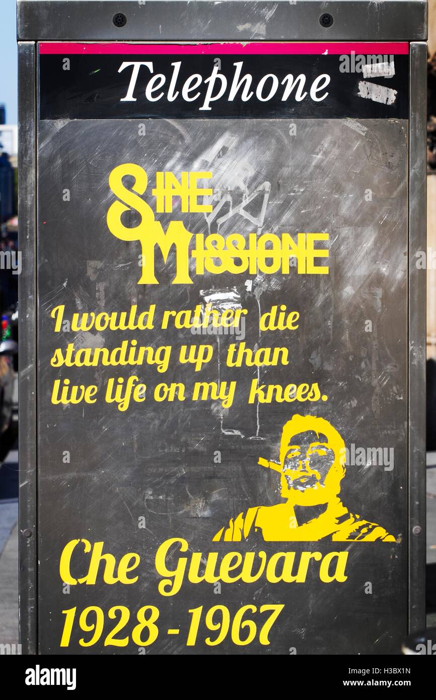 Je préférerais mourir debout plutôt que vivre la vie sur mes genoux; citation enroulée de Che Guevara sur le kiosque de téléphone BT, Liverpool, Merseyside, Royaume-Uni Banque D'Images