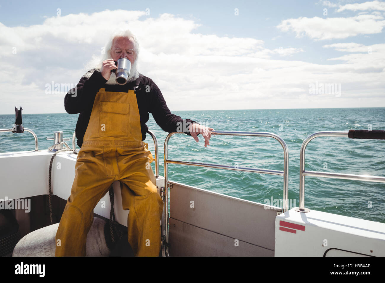 Tasse de café potable pêcheur Banque D'Images
