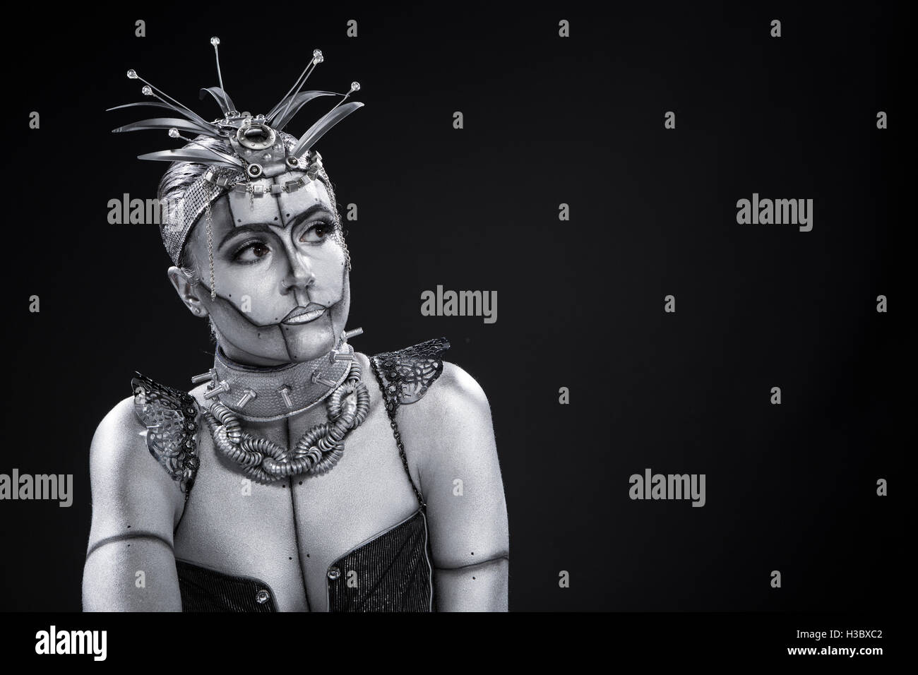 Argent peint des femmes à devenir une déesse robot Banque D'Images