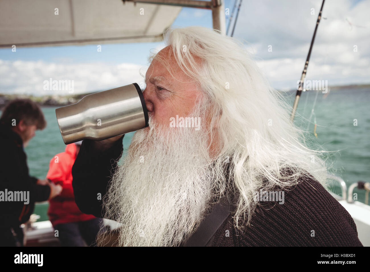 Tasse de café potable pêcheur Banque D'Images