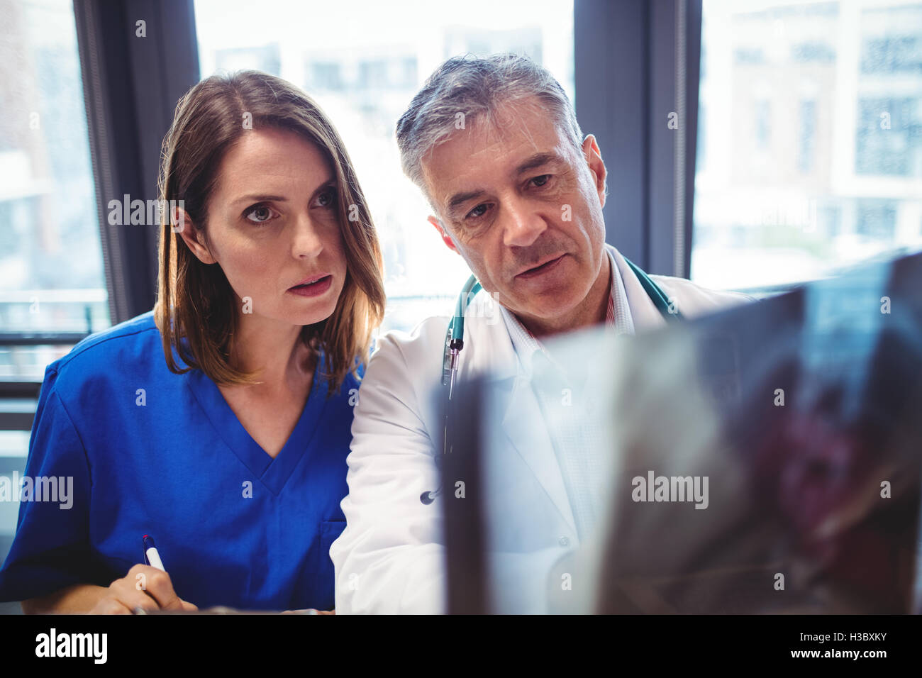 Doctor and nurse examining x-ray Banque D'Images