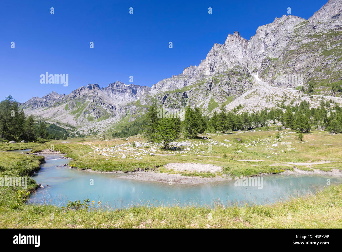 Virage sur la rivière Buscagna, Alpe Devero, Valle Antigorio, Piémont, Italie. Banque D'Images