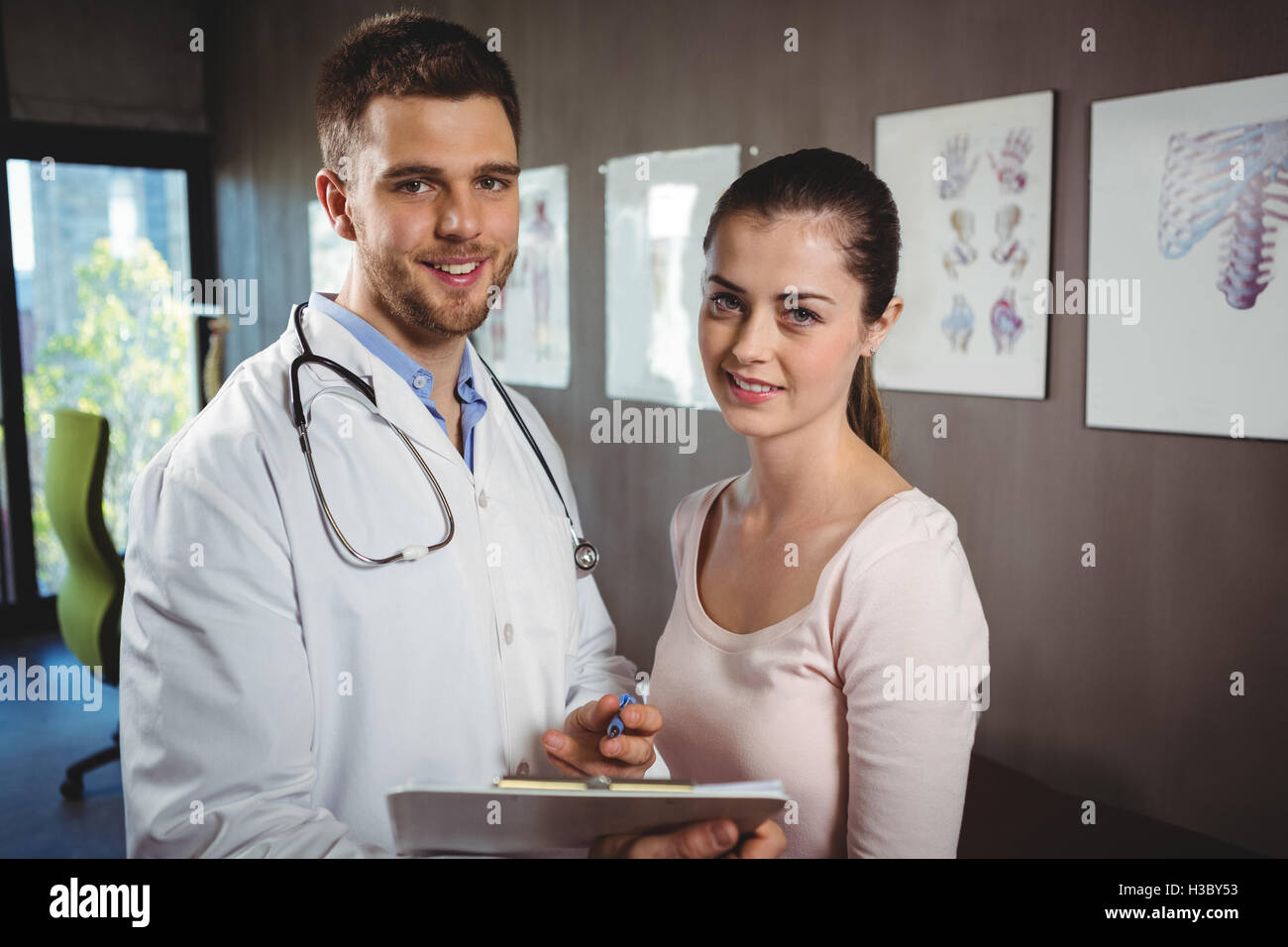 Portrait de femme et d'un physiothérapeute Banque D'Images Portrait de femme et d'un physiothérapeute Banque D'Images