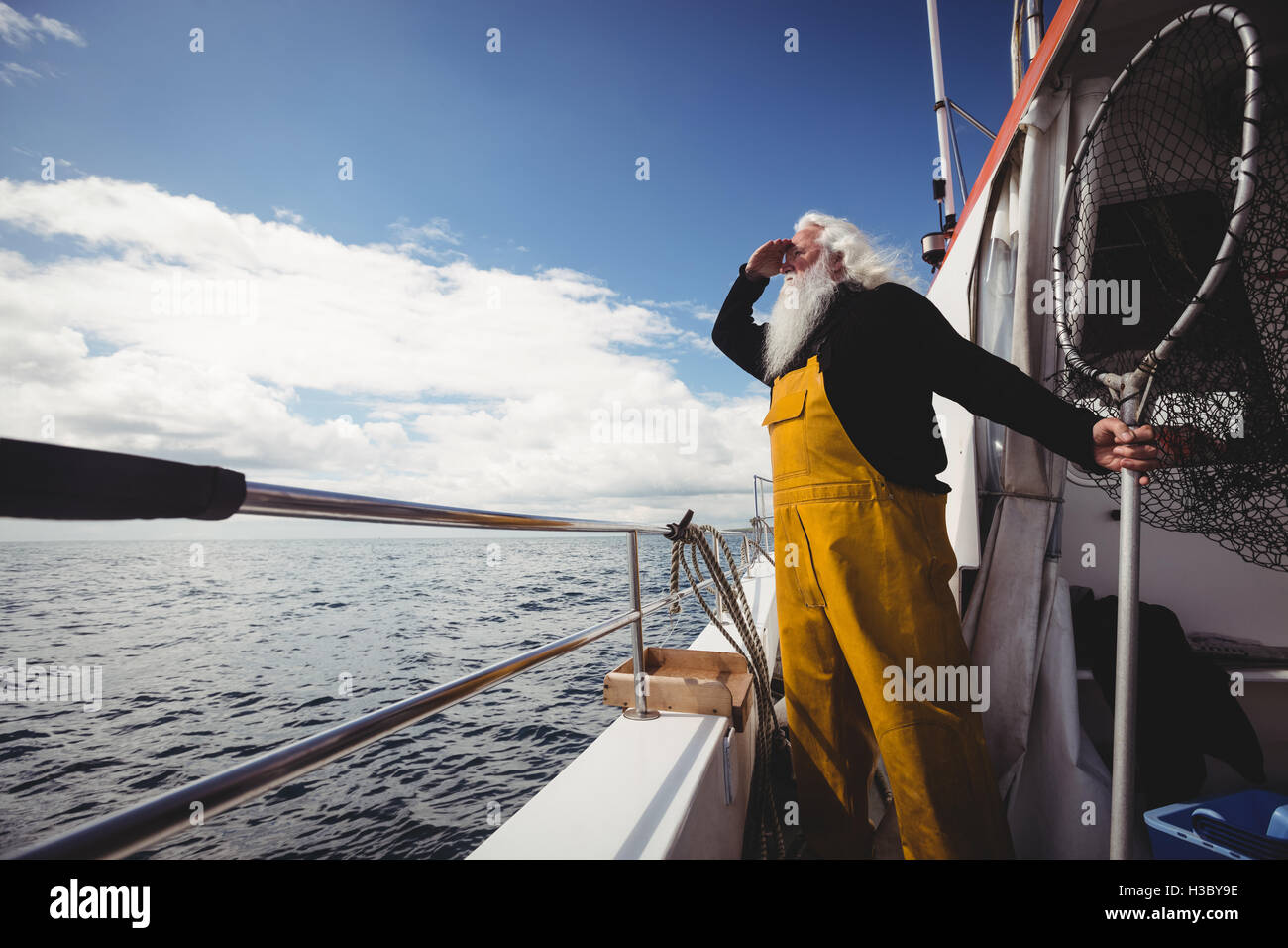 Fisherman holding fishing net Banque D'Images