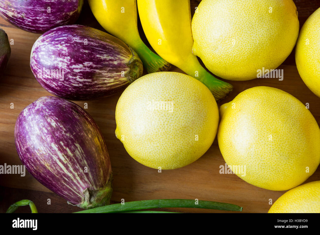 Close-up of lemon, l'aubergine et la banane Banque D'Images