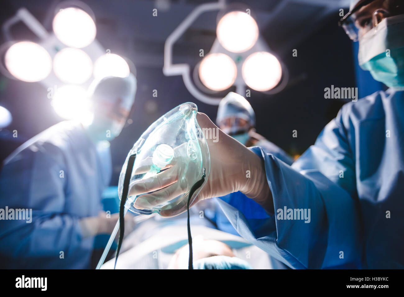 Chirurgien holding masque à oxygène en salle d'opération Banque D'Images