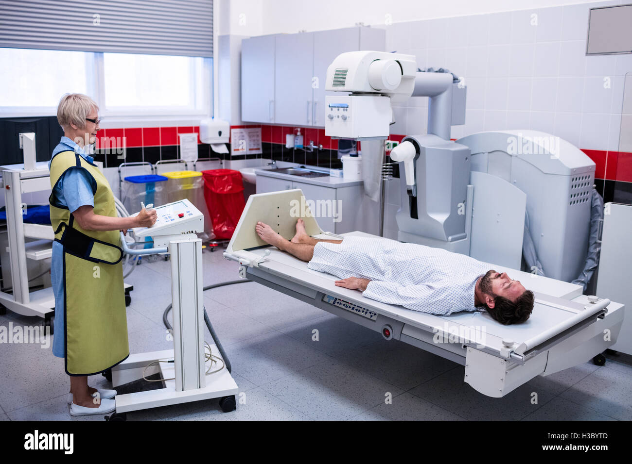 Patient de sexe masculin en passant par examen radiologique Banque D'Images